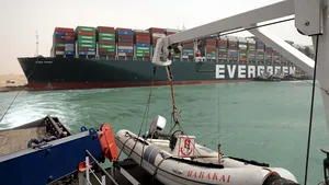 VIDEO Canalul Suez ar putea fi deblocat sâmbătă. Circulaţia navelor, reluată după mai bine de 3 zile de criză în transportul maritim internaţional