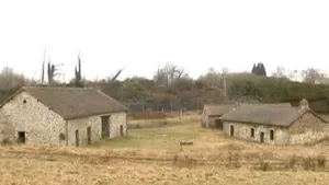 Un cătun abandonat din Franţa, cumpărat la licitaţie cu 520.000 de euro, de un artist - VIDEO, FOTO