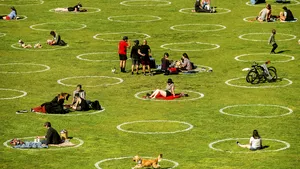 THE JERUSALEM POST: Distanţarea socială obligatorie, cel mai mare furt al tuturor timpurilor