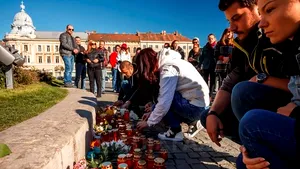 COMEMORARE la Cluj: Peste 150 de persoane depun flori şi aprind lumânări, în memoria victimelor de la Colectiv - FOTO