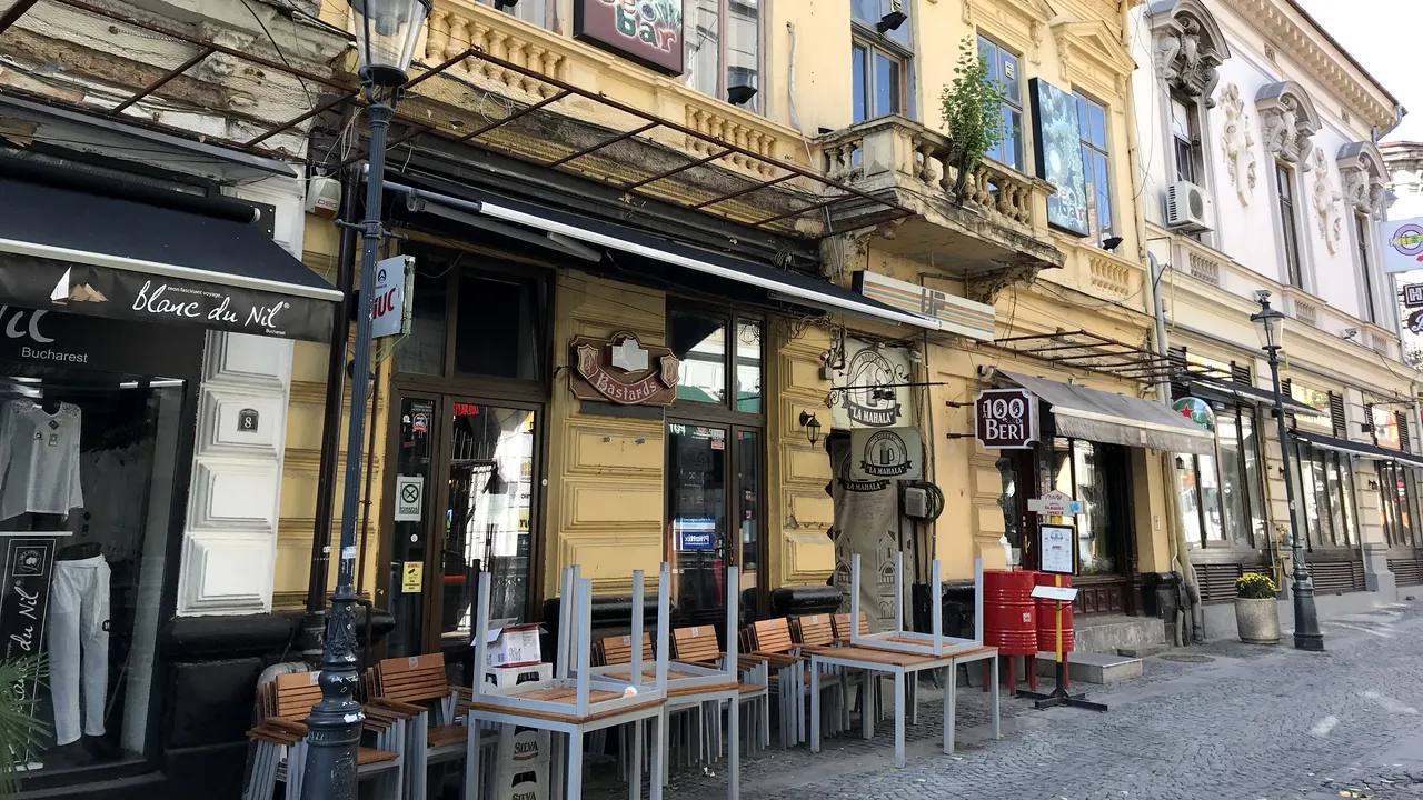 Ignorarea stării de urgenţă în România costă. Centrul Vechi, polul distracţiei din Bucureşti, „măturat” de poliţişti