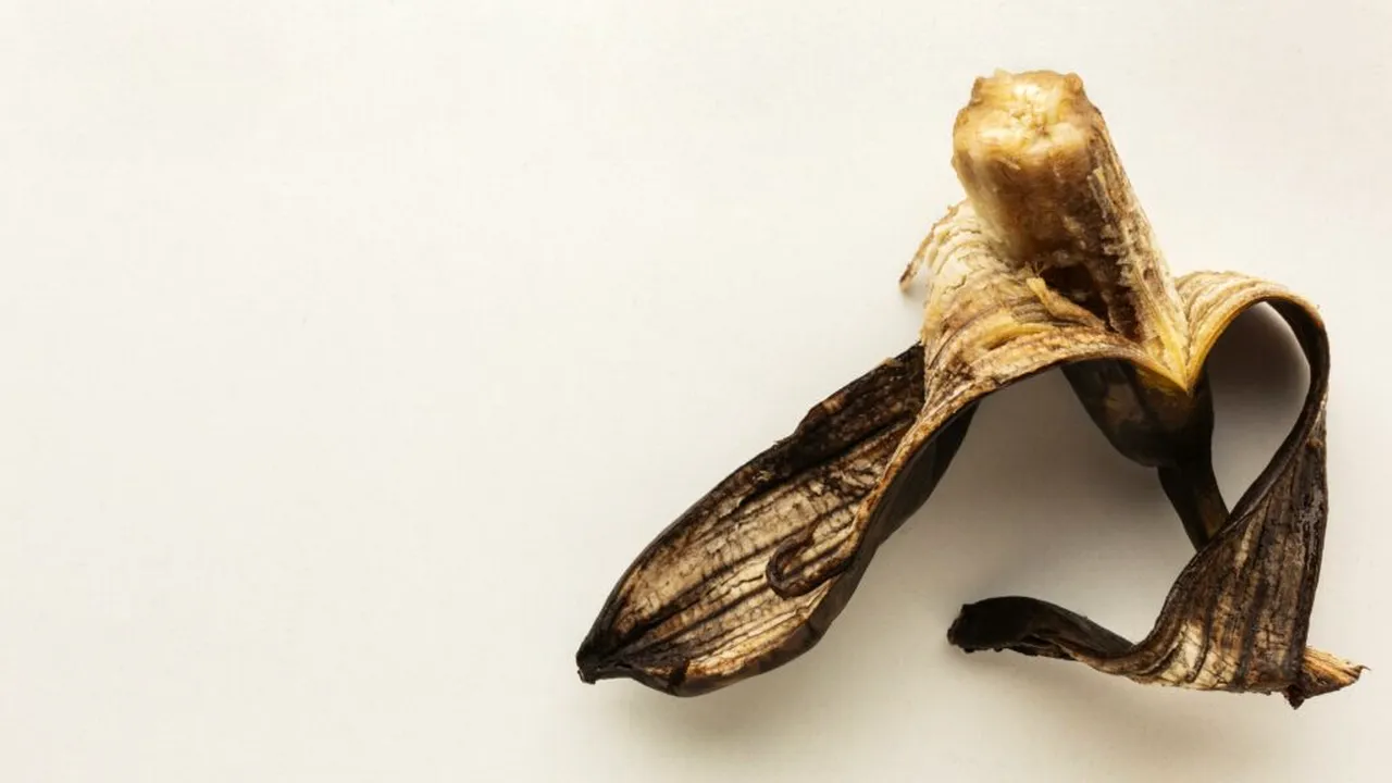 Nu arunca cojile de banane. Ce se întâmplă cu plantele dacă le pui în grădină primăvara