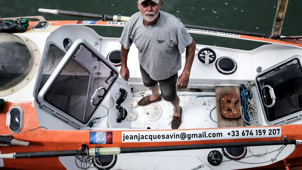 Un aventurier francez a murit după ce a încercat să traverseze Oceanul Atlantic într-o barcă cu vâsle 