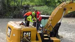 Dâmbovița: Bărbat suprins de o viitură pe un excavator, salvat cu un elicopter SMURD