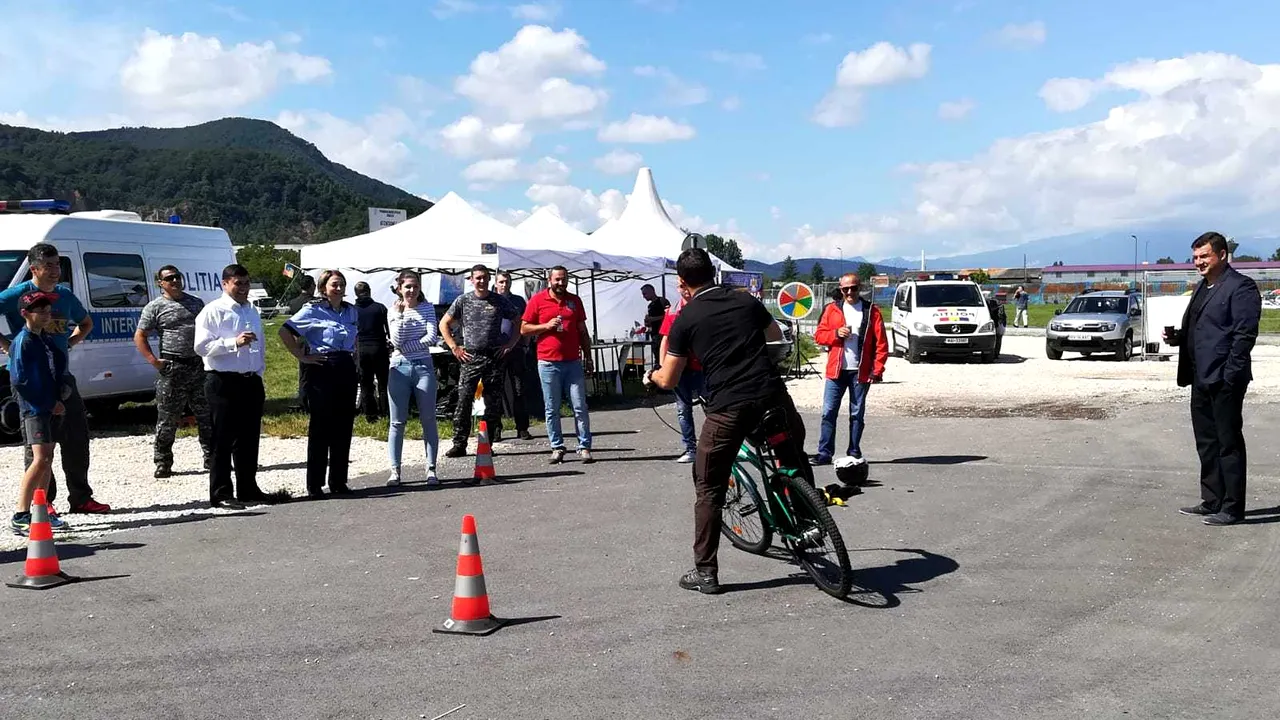 Invitaţie inedită a poliţiştilor din Braşov: Cetăţenii, îndemnaţi să testeze ”bicicleta beată” | GALERIE FOTO