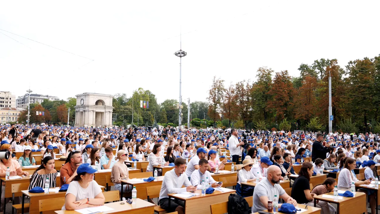 Imagini superbe la Chişinău, cu ocazia Zilei Limbii Române. 2.000 de persoane au participat la Marea Dictare Naţională