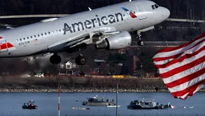 Scandal la bordul unui avion American Airlines: o pasageră s-a dezbrăcat complet. Ce s-a întâmplat la aterizare