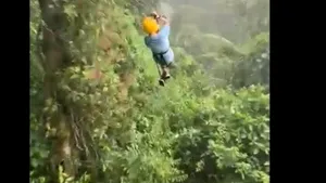 Întâlnire neaşteptată. Cu cine s-a întâlnit un copil pe tiroliana din Costa Rica VIDEO 