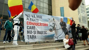 „Călin nevinovat, dosar fabricat” | Susținătorii lui Călin Georgescu plâng pe scările Tribunalului București