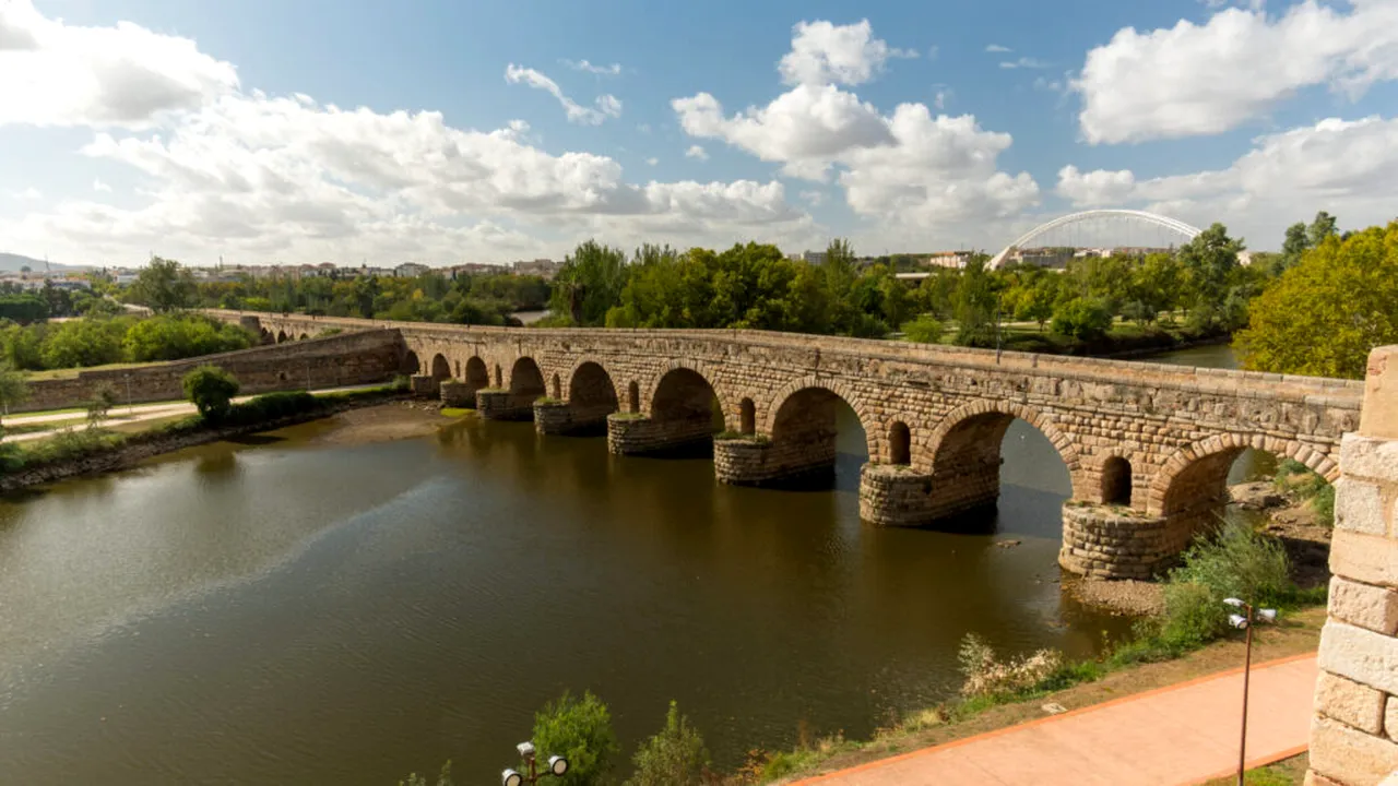 Românii au luat cu asalt o zonă din Spania: locuințele sunt ieftine, iar turiștii ajung rar