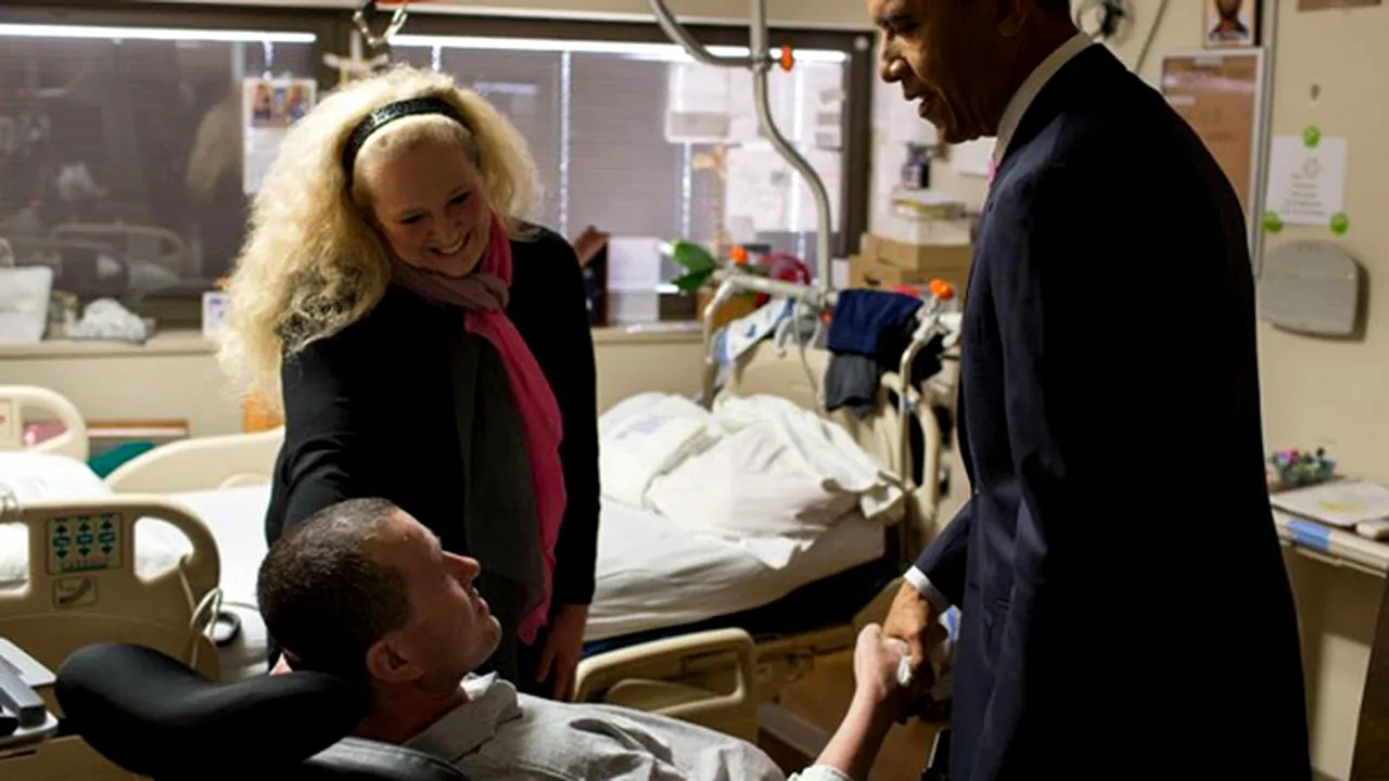 Barack Obama a vizitat un militar român rănit în Afghanistan