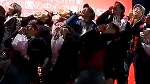 Obicei emoţionant: Soţii japonezi şi-au strigat iubirea pentru soţiile lor, în public - VIDEO