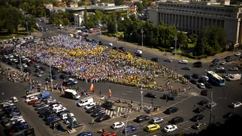 SOCIAL Cetățenii ies în stradă: Protest „Vrem drepturi egale, fără pensii speciale!” în Piața Victoriei