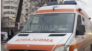 Doi tineri au ajuns la spital, în urma unui scandal cu bâte şi topoare