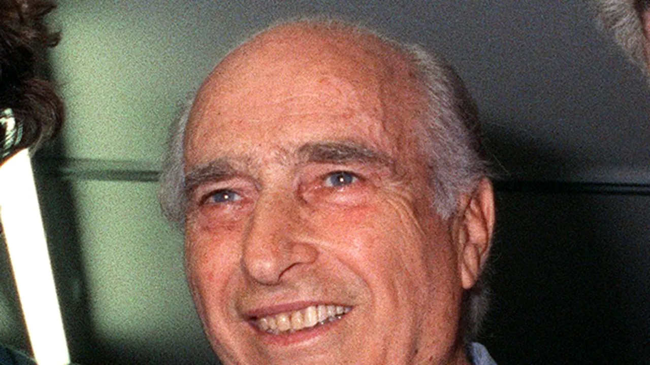 Trupul cvintuplului campion mondial de Formula 1 Juan Manuel Fangio a fost exhumat - FOTO