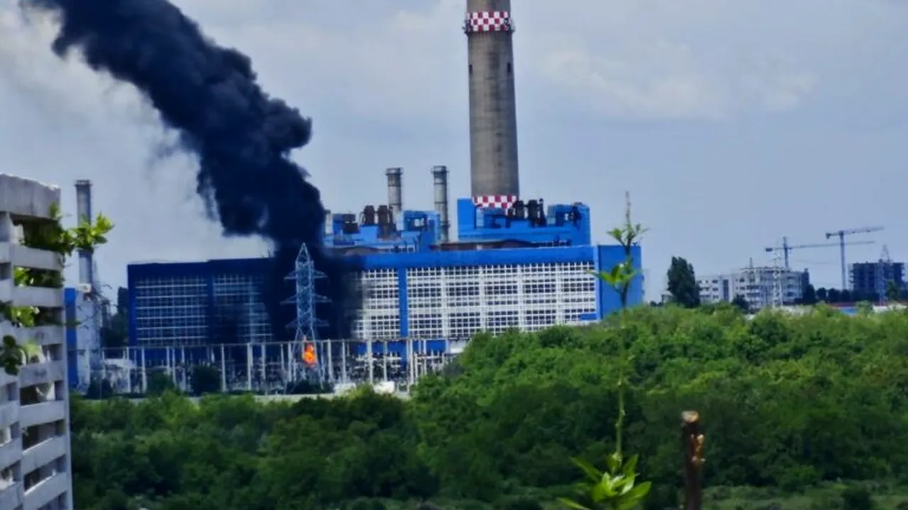 UPDATE: Incendiu cu degajări mari de fum la CET Vest, în Sectorul 6. Transformatorul care arde e lângă cele afectate de explozia din aprilie - VIDEO