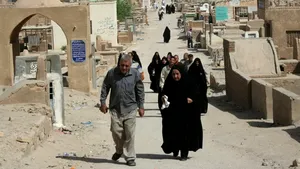 Povestea celui mai mare cimitir din lume: Wadi al-Salam se extinde, unele familii săpând morminte pe poteci - VIDEO, FOTO