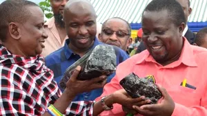 A luat JACKPOT-UL. Un miner sărac a ajuns milionar cu două geme de tanzanit, cele mai mari găsite vreodată