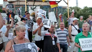 Manifestaţii anti şi pro-Băsescu în Capitală: 200 de persoane la Universitate, câteva zeci la Guvern