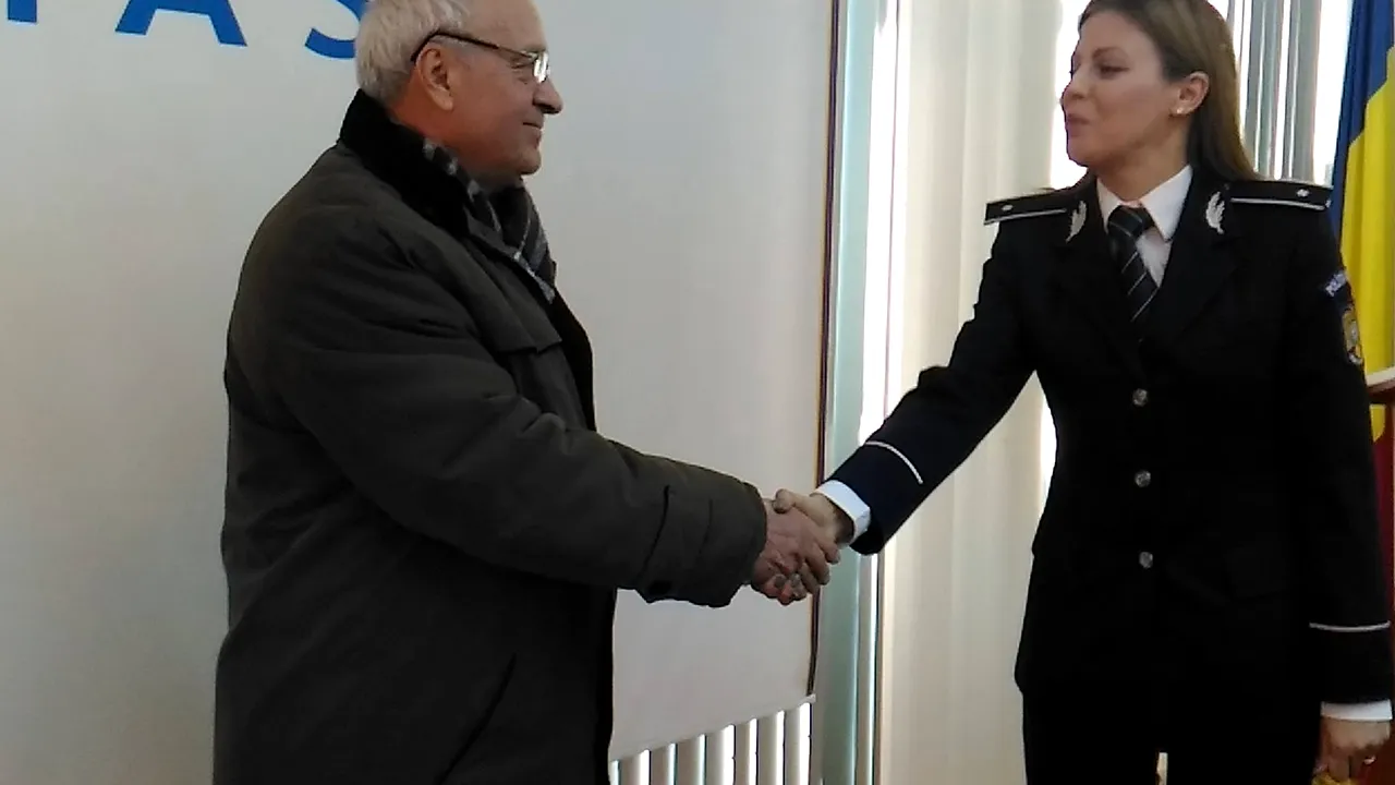Un bătrân din Iaşi a găsit 15.900 de lei într-un supermarket şi i-a predat poliţiei