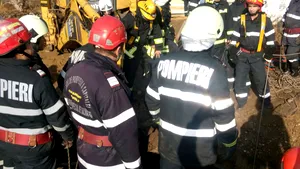 Accident de muncă la Drobeta-Turnu Severin: Trei muncitori au fost prinşi sub un mal de pământ. FOTO