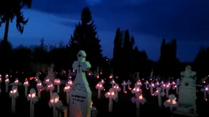 VIDEO | Cimitirele din Râmnicu Vâlcea, luminate ca Las Vegasul. Cum a fost posibil 