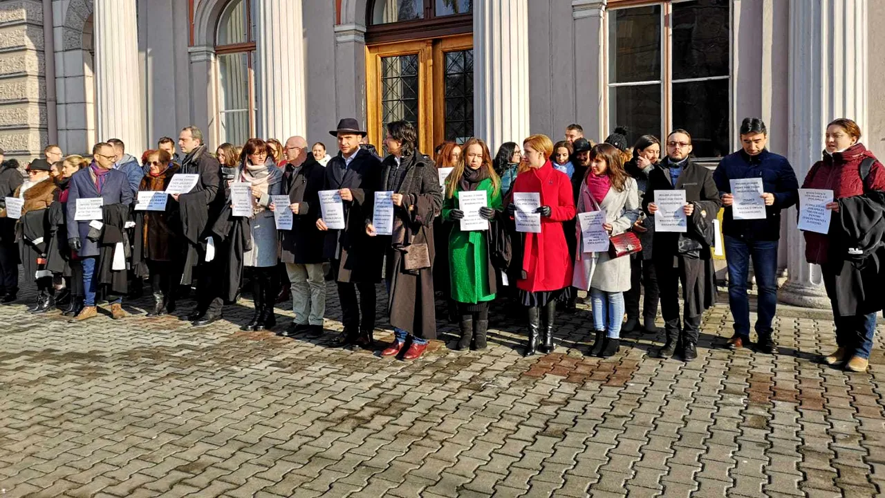Protest mut al magistraţilor clujeni, în semn de solidaritate cu omologii din Polonia. VIDEO