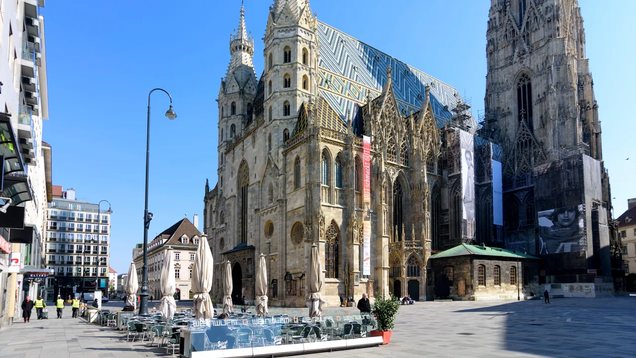 Vienezii îşi iau rămas bun de la victimele atentatului. Slujba de înmormântare  are loc marţi, în Domul Sfântul Ştefan din capitala Austriei