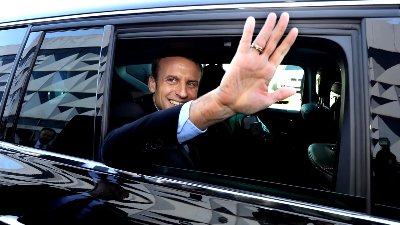 Emmanuel Macron va câştiga detaşat prezidenţialele din Franţa în faţa lui Marine Le Pen - sondaj