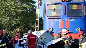 Două persoane au murit după ce un tren de călători a lovit un autoturism la o trecere la nivel cu calea ferată din Oradea