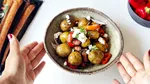 VIDEO | Salată caldă cu cartofi și cârnați / O rețetă simplă pentru o masă sățioasă, ideală pentru acest început de toamnă