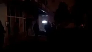 VIDEO | Incendiu la parterul unui bloc din Constanţa. 50 de oameni evacuaţi din apartamente