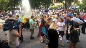 PROTEST faţă de decizia Guvernului privind Roşia Montană: Sute de persoane au ieşit în stradă în Bucureşti şi în ţară | FOTO, VIDEO