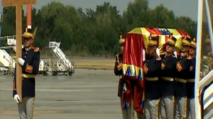 Trupul neînsufleţit al Reginei Ana a ajuns în România, pe Aeroportul Otopeni, cu o cursă de linie - FOTO, VIDEO
