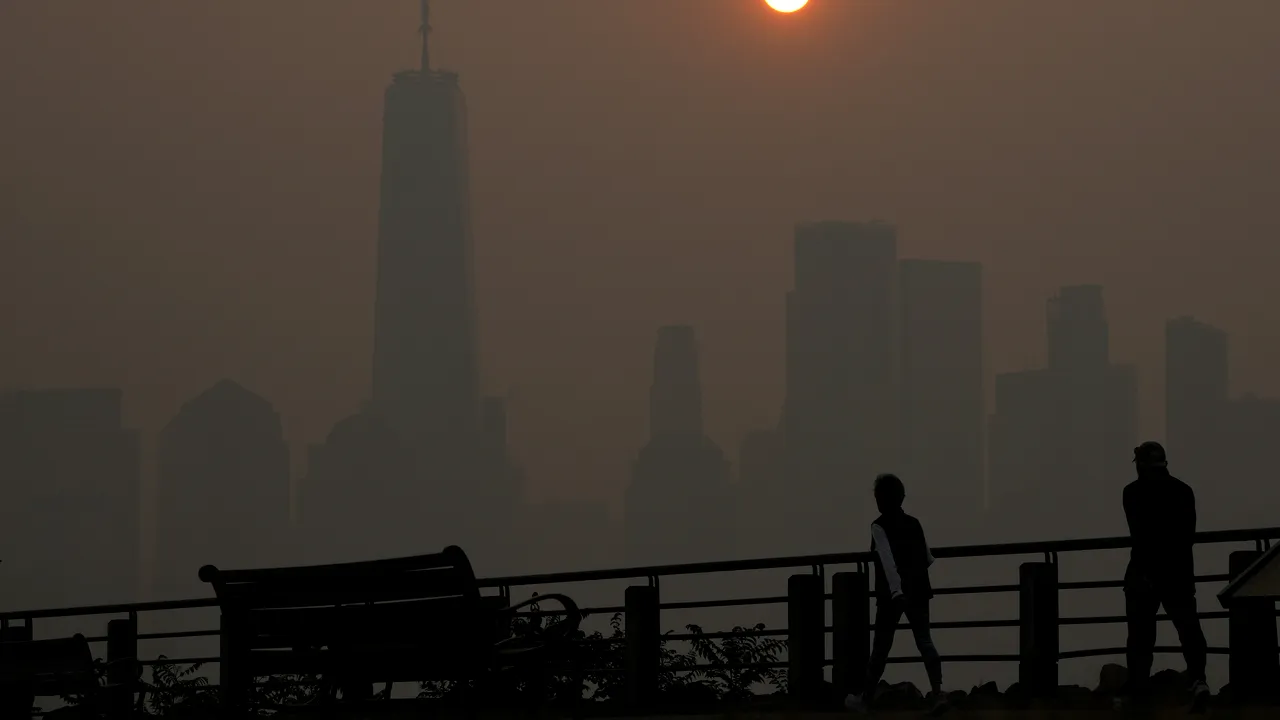Stare de alertă în New York City din cauza aerului poluat de fumul incendiilor din Canada 