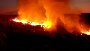 INCENDIU puternic la o groapă de gunoi din judeţul Vaslui/ FOTO