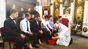 Cluj: Episcopul greco catolic Florentin a spălat picioarele a 12 seminarişti în Joia Mare - GALERIE FOTO 