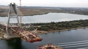 CEL MAI MARE pod rutier hobanat din România se apropie de finalizare. Cum arată după montarea tronsonului central - FOTO