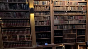 Hărți vechi ale României și Transilvaniei, cu Alba-Iulia în prim-plan, într-o bibliotecă din Franța