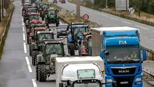 Un protest la Calais pentru închiderea taberei de imigranţi a dus la blocarea unei autostrăzi: Poliţişti, sindicalişti şi fermieri s-au alăturat şoferilor de tiruri - VIDEO