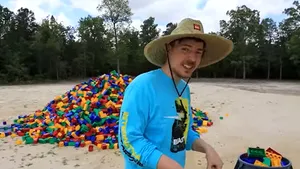 Show-urile TV se mută pe YouTube: Cursa pentru cel mai mare lego din lume