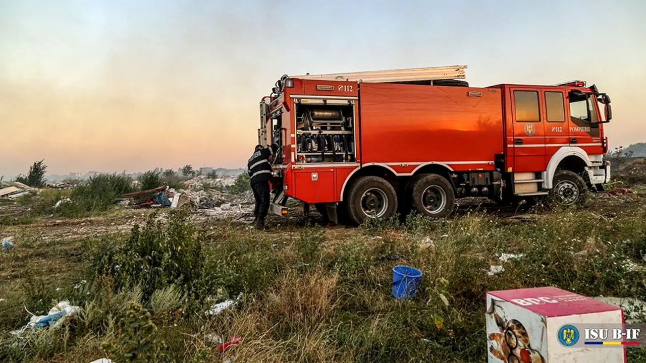 Intervenţia pompierilor continuă în vestul Capitalei. Vegetaţia arde mocnit şi se observă fum