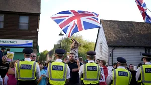 Guvernul britanic, pus sub presiune după izbucnirea protestelor migranților