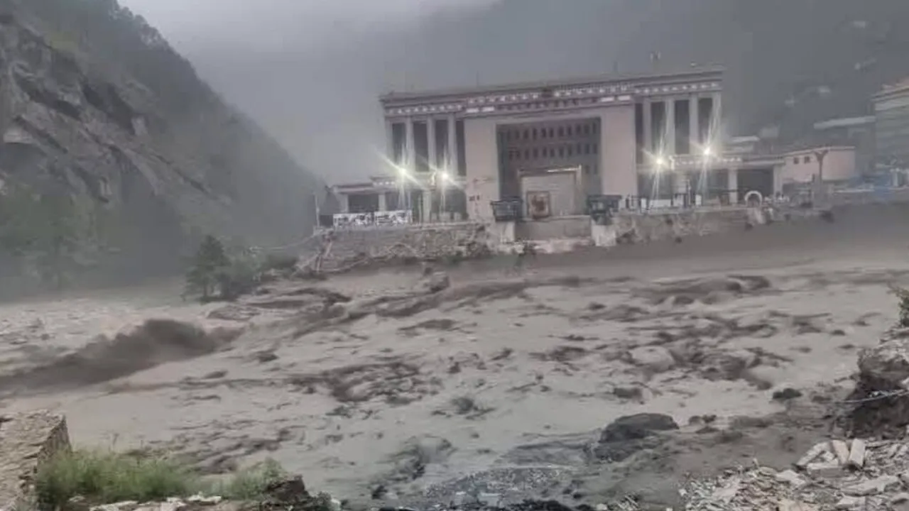 Principalul pod care lega Nepal de China, distrus de inundații. Cel puțin 18 persoane dispărute