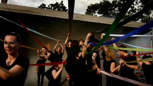 Teatrele din Capitală îşi lansează stagiunile în stradă