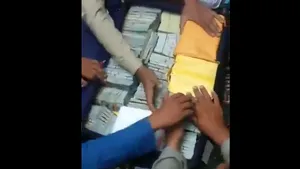 VIDEO Talibanii susţin că au găsit lingouri de aur şi milioane de dolari în casa fostului vicepreşedinte Amrullah Saleh