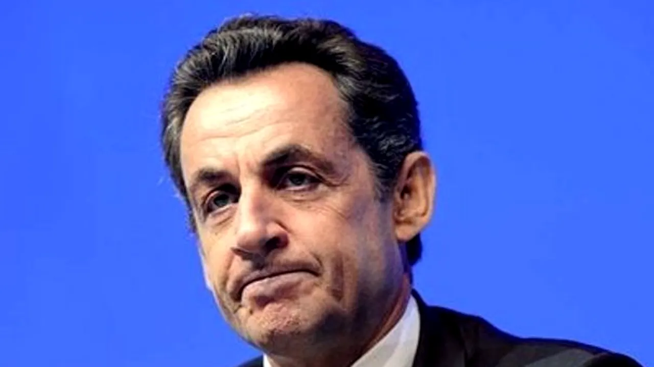 Fiul cel mic al lui Sarkozy se amuza cu prietenii la Elysee aruncând bile şi roşii într-o poliţistă