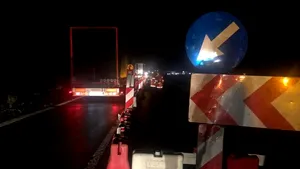 O conductă de apă s-a spart pe Valea Oltului şi a format gropi pe DN 7, între Vâlcea şi Sibiu