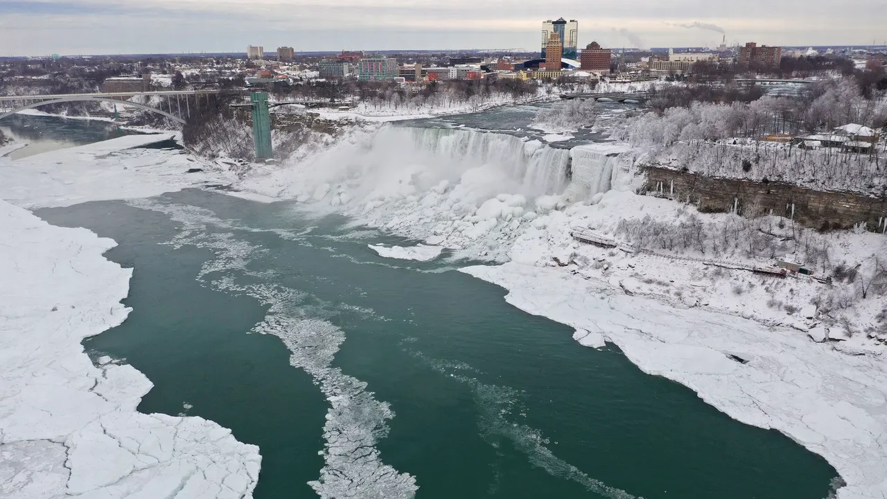 Cascadele Niagara au îngheţat parţial. S-a format „un regat de gheaţă” | FOTO