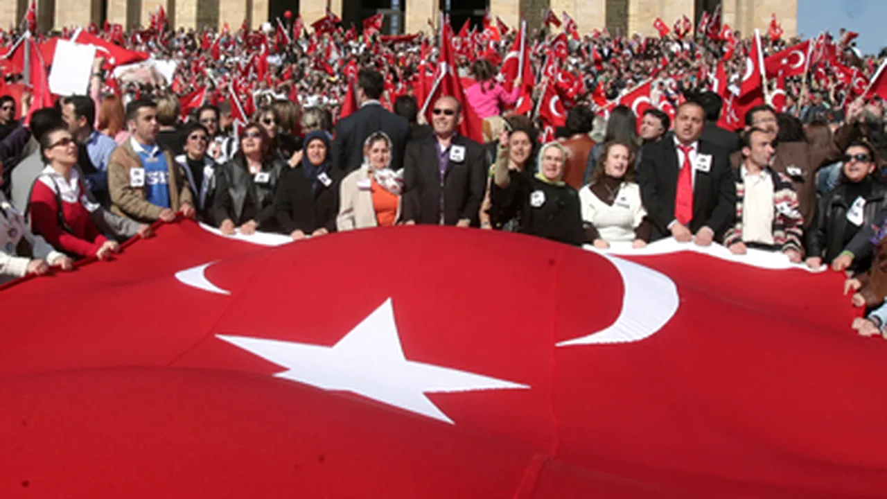 Peste 100.000 de turci demonstrează la Ankara în favoarea statului laic